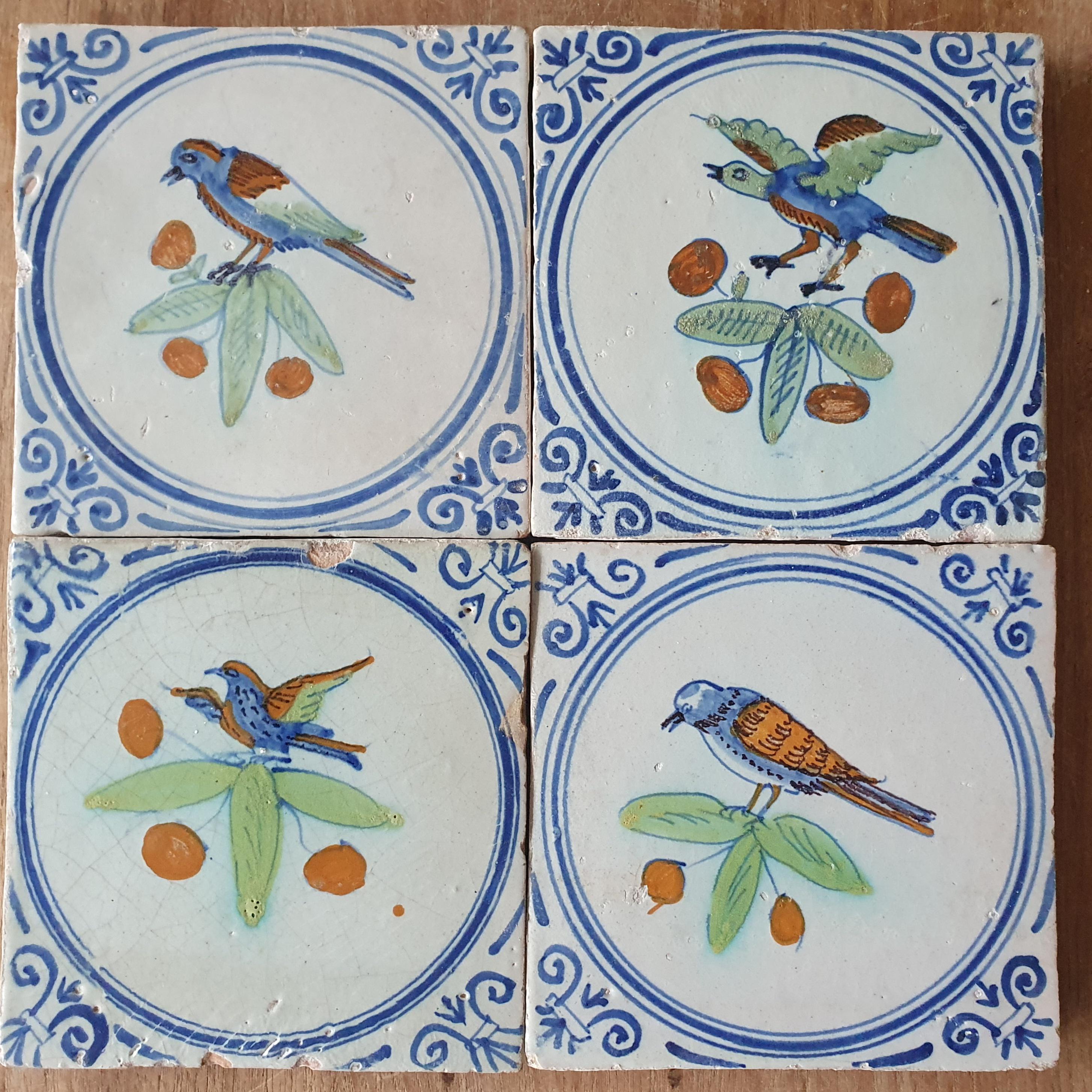 1700年代　オランダ　デルフトタイル　鳥 アンティーク オランダ デルフト タイル 4 枚、多色鳥、牛頭モチーフ