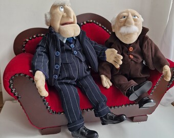 Waldorf und Statler auf einer Samtcouch, Muppets, mürrische alte Männer, hochwertiges, großes, seltenes, detailliertes Sammlerstück, einmaliges Objekt