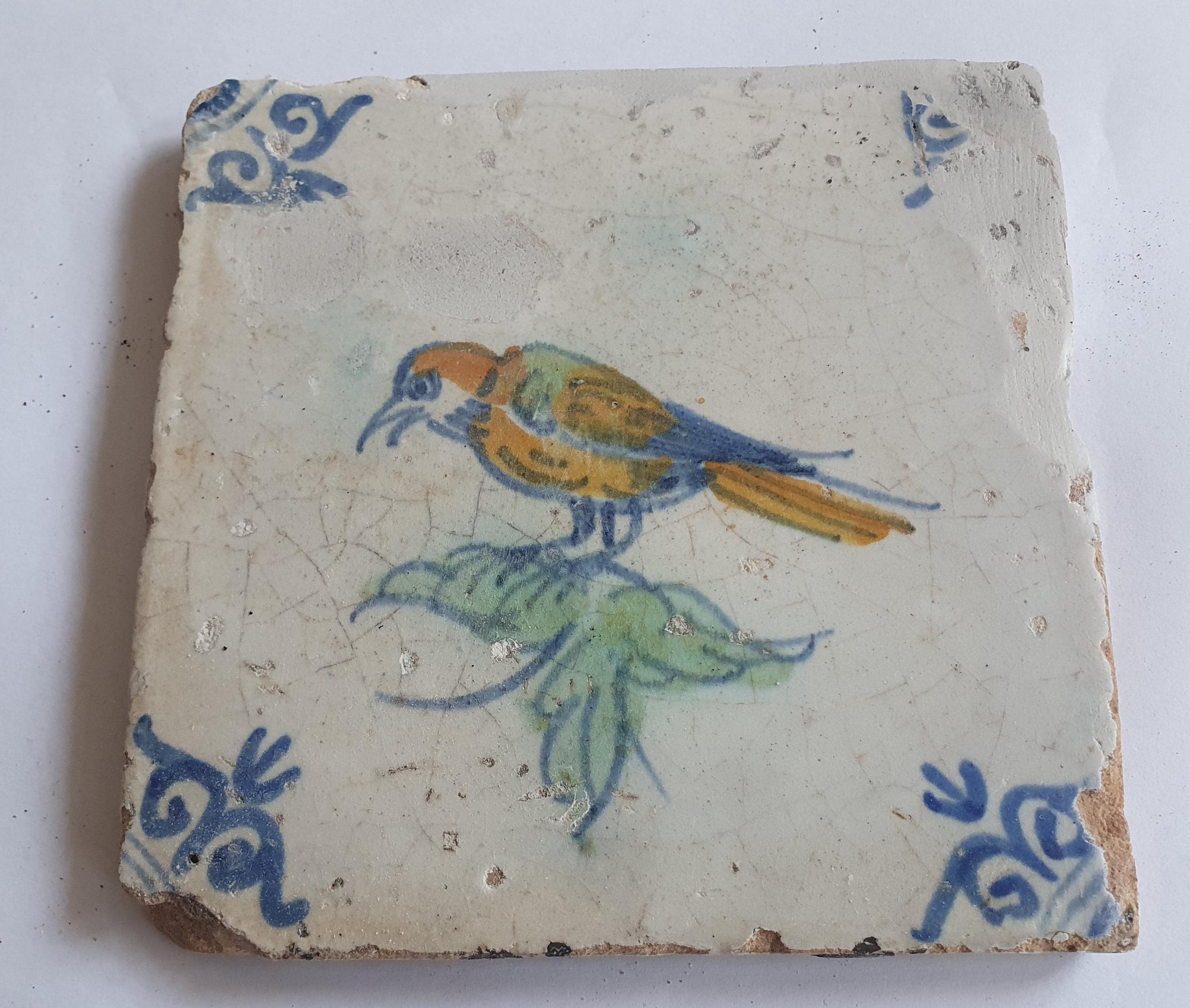 アンティーク オランダ デルフト タイル – 多色鳥、牛頭モチーフ (1640