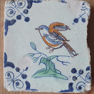 アムステルダムで発見された17世紀のデルフト産の鳥を描いた多色タイル