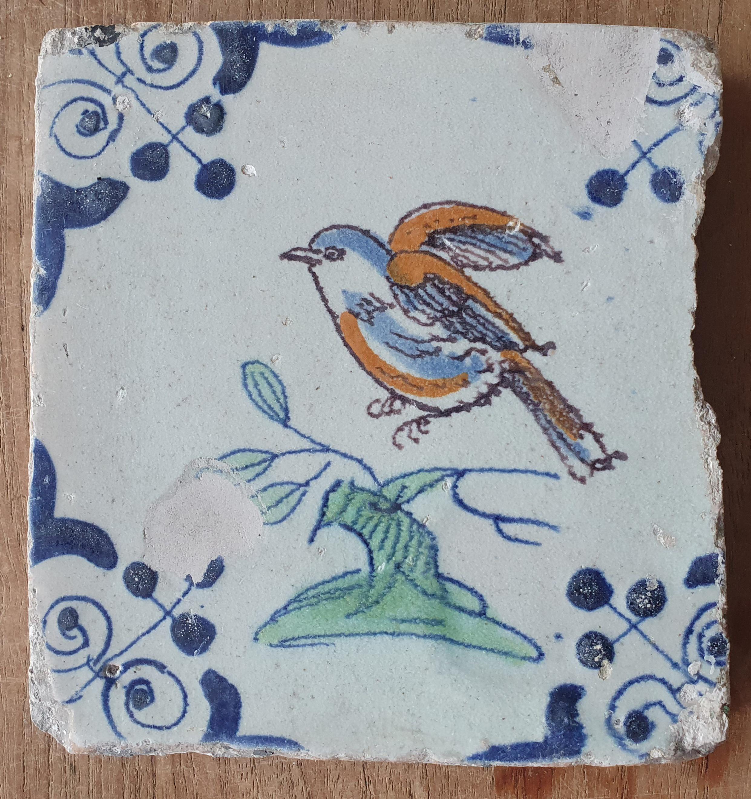 アムステルダムで発見された17世紀のデルフト産の鳥を描いた多色タイル