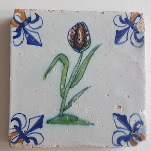dutch flower  Gouda rare delft polychrome tile, 1620