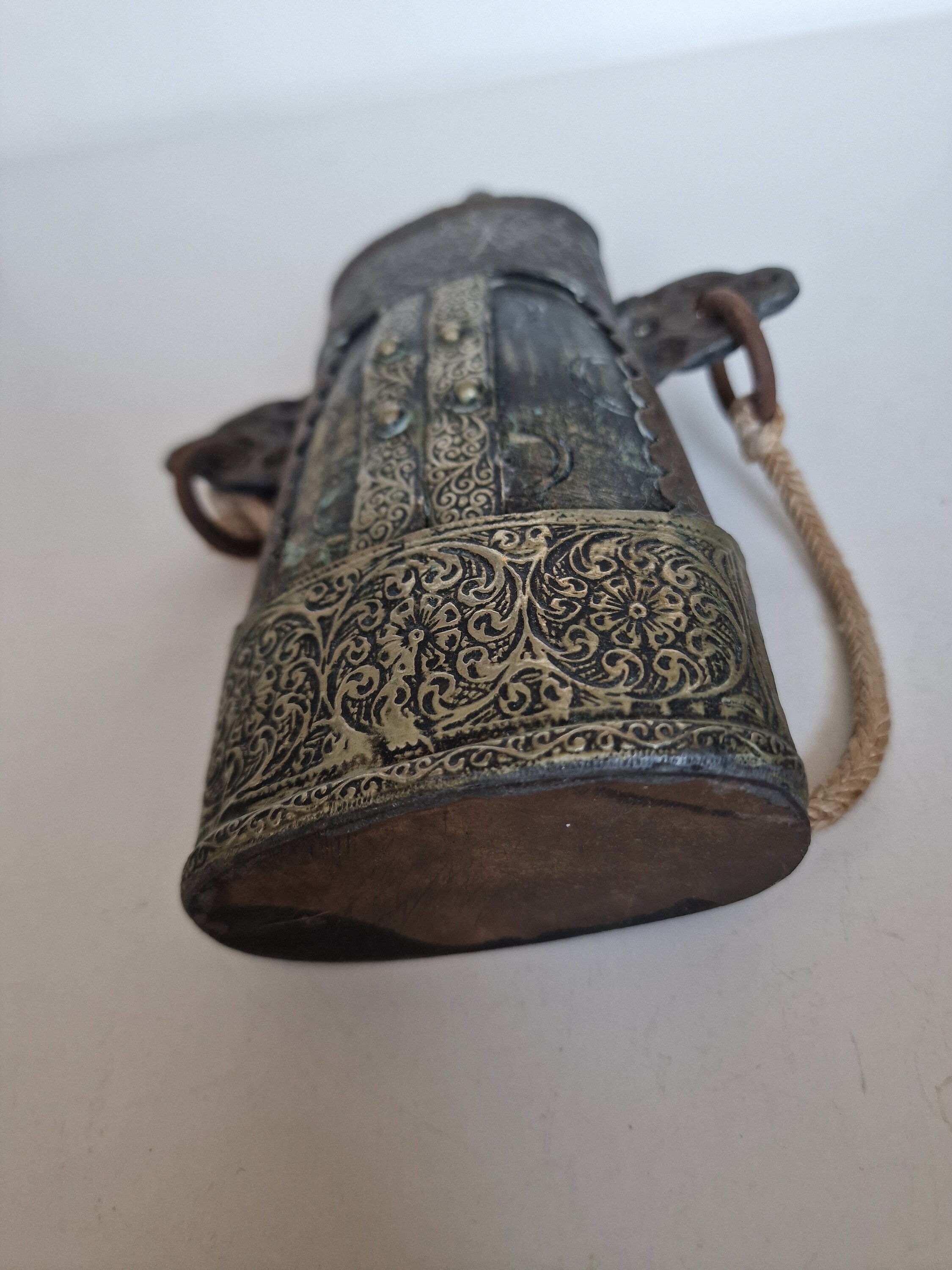 Flacon à Poudre Ancien En Laiton - XIXe Siècle, Style Oriental - Objet Militaria De Collection