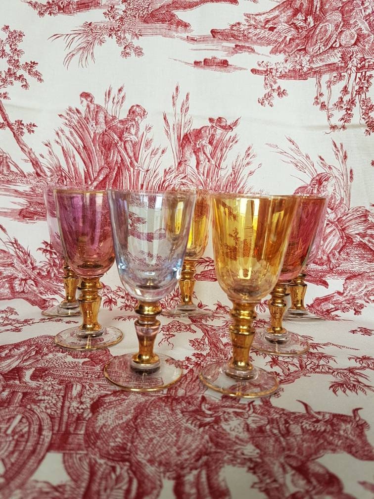 Ensemble de 7 Petits Verres Anciens à Pied, Apéritif ou Digestif, Différentes Couleurs