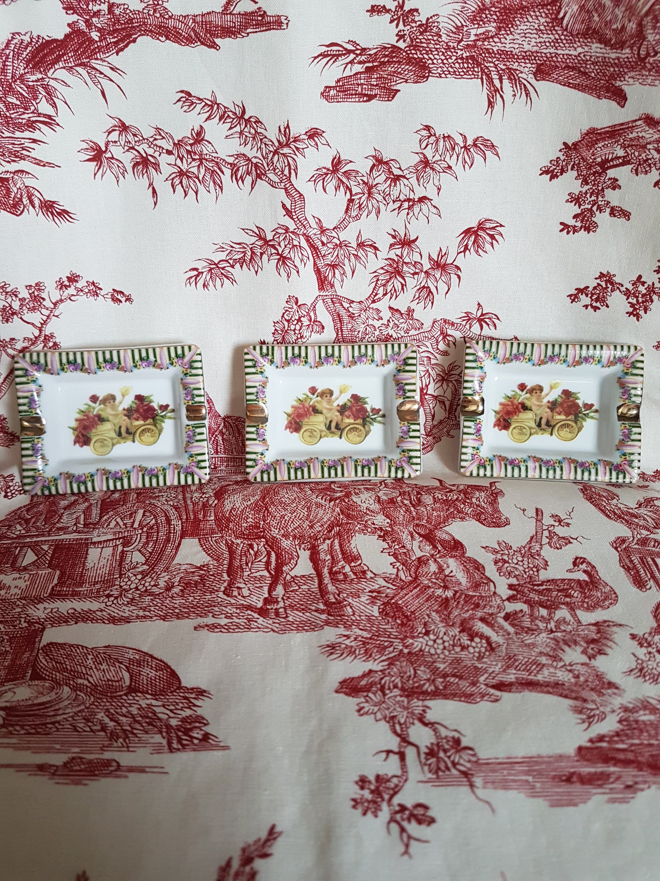 Petit Cendrier Vide-Poche Baguier Angelot et Roses Rouges en Petite Voiture