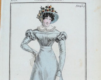 Puede incluir: Una ilustración vintage de una mujer con un vestido azul claro con un dobladillo con volantes y un cuello blanco. Lleva un sombrero con flores en la parte superior. El texto de la imagen dice "Costume Parisien (2145) Chapeau de gros de Naples Robe de mérinos à corsage en blouse, garnie de rouleaux de satin."