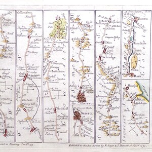 Op de afbeelding: Een antieke, met de hand ingekleurde strookkaart uit 1773 met wegroutes van Bristol naar Banbury. De kaart is verdeeld in zes verticale panelen met gedetailleerde topografie, plaatsnamen en richtingaanwijzers, met tekst onderaan.
