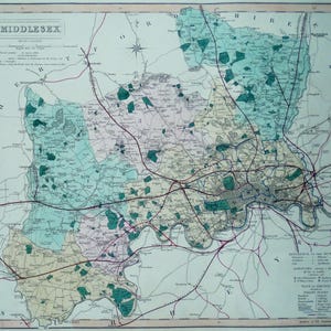 Può includere: Una mappa antica del Middlesex, in Inghilterra, con il titolo in alto. La mappa presenta vari colori, tra cui verde, blu e giallo, per indicare diverse aree. Linee rosse indicano strade e ferrovie. La mappa è incorniciata con un bordo beige.