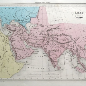 Może przedstawiać: Antyczna mapa Azji, w kolorystyce różowej i żółtej. Mapa przedstawia granice geograficzne starożytnych imperiów i królestw, w tym Imperium Perskiego, Imperium Rzymskiego i subkontynentu indyjskiego. Mapa nosi tytuł "Asie Ancienne" i zawiera tekst "Longitude du Meridien de Ferroe" u góry.
