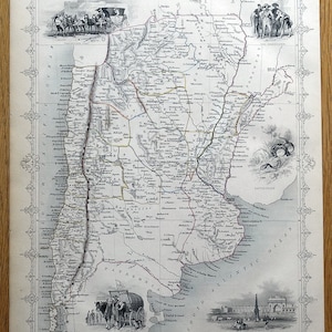 Może przedstawiać: Antyczna mapa Chile i La Platy, wydrukowana w czerni i bieli z ręcznie rysowanymi szczegółami. Mapa przedstawia rzeki, miasta i cechy geograficzne. Mapa jest otoczona ozdobną ramką.