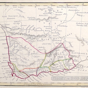 Może przedstawiać: Zabytkowa grawerowana mapa zatytułowana Colony of Good Hope, przedstawiająca czarne linie na kremowym tle. Mapa ukazuje regiony geograficzne, rzeki i osady w Afryce Południowej, z ręcznie kolorowanymi obwódkami w kolorze różowym, zielonym i żółtym.