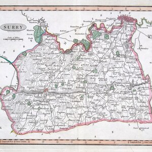 Könnte beinhalten: Eine antike Karte von Surrey, England, mit einem rosa Rand und grün schattierten Bereichen. Die Karte zeigt Flüsse, Städte und Straßen. Der Titel "SURRY" befindet sich in einem schwarzen Oval oben links. Eine Meilenskala ist unter dem Titel enthalten.