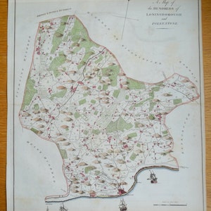 Könnte beinhalten: Eine antike Karte der Hunderte von Loningborough und Folkestone, England. Die Karte ist handgezeichnet und zeigt eine detaillierte Darstellung der Geographie der Gegend, einschließlich Flüssen, Straßen und Städten. Die Karte ist auf Papier gedruckt und hat eine hellbraune Farbe.