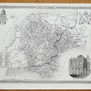 Może przedstawiać: Czarno-biała mapa hrabstwa Devon w Anglii, z rozbudowaną siecią dróg i nazwami miejscowości. Mapa zawiera klucz z odległościami w milach oraz mały wkładany obraz budynku.