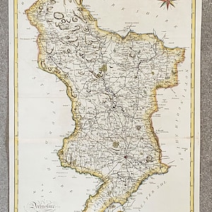 Könnte beinhalten: Antike Karte von Derbyshire, England, mit detaillierten Straßen, Städten und geografischen Merkmalen. Die Karte hat einen gelben Rand und eine Windrose. Der Titel "Derbyshire" ist unten sichtbar.