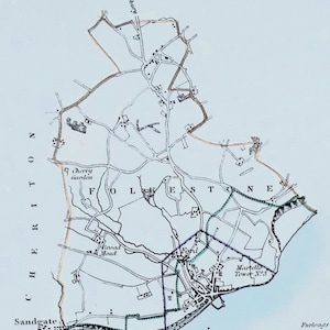 Könnte beinhalten: Eine Schwarzweißkarte der Stadt Folkestone in England. Die Karte zeigt die Straßen, Gebäude und Sehenswürdigkeiten der Stadt, darunter den Martello-Turm Nr. 3. Die Karte enthält auch den Text "CHERITON", "Sandgate", "From Canterbury", "Cherry Garden", "Broad Mead", "Folkestone" und "Furlongs".