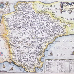 Puede incluir: Un mapa antiguo y detallado de Devonshire, Inglaterra, con colores pintados a mano. El mapa incluye el texto "A Mapp of Devon Shire" y "by Rie Blome". El mapa muestra la costa, los pueblos y los alrededores.