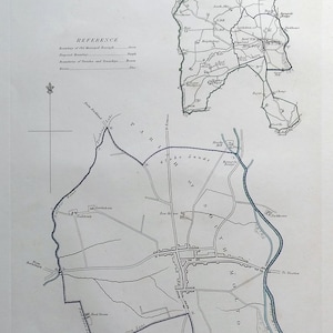 Może przedstawiać: Czarno-biała mapa South Molton w Anglii, w skali 1 cala do 1 mili. Mapa pokazuje granice gminy miejskiej, proponowane granice, granice parafii i gmin oraz rzeki. Mapa pokazuje również lokalizację różnych punktów orientacyjnych, w tym kościół, rynek i rzekę.