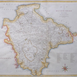 Op de afbeelding: Een gedetailleerde antieke kaart van Devonshire, Engeland, met geografische kenmerken en plaatsnamen. De kaart heeft een crèmekleurige achtergrond met een gele en rode rand. De titel "A Map of Devonshire" is zichtbaar, samen met een windroos.