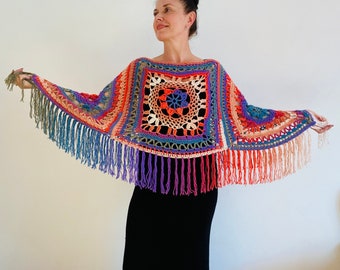 Regenboogponcho met franje, kleurrijke festivalgehaakte hippiecape
