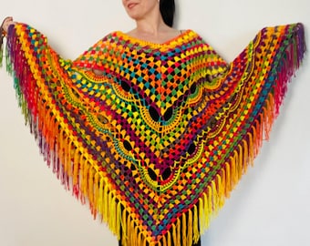 Poncho arcobaleno con frange, mantello da festival hippie multicolore taglie forti