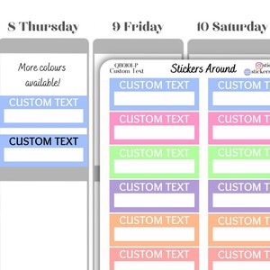 Puede incluir: Un conjunto de 12 pegatinas de planificador personalizables en una variedad de colores pastel, incluyendo azul claro, rosa, verde, morado, naranja y amarillo. Las pegatinas son rectangulares y tienen el texto "CUSTOM TEXT" impreso en ellas. El texto "Stickers Around" está impreso en la parte superior de la imagen.