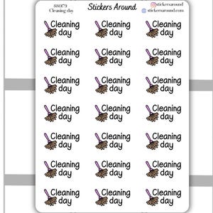 Może przedstawiać: Arkusz białych naklejek z napisem "Cleaning day" i małą grafiką miotły. Naklejki są ułożone w rzędach i kolumnach. Nazwa marki "Stickers Around" jest wydrukowana u góry.