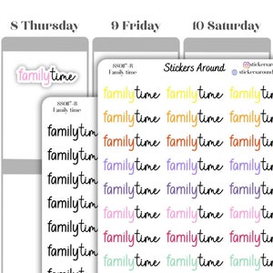 Peut inclure: Une feuille d'autocollants avec la phrase "family time" répétée en différentes couleurs. Les autocollants sont conçus pour être utilisés dans un agenda ou un journal.