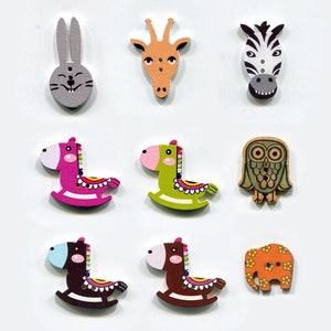 Könnte beinhalten: Neun farbenfrohe Holzverzierungen mit Tiermotiven. Die Sammlung umfasst ein graues Kaninchen, eine Giraffe, ein Zebra, ein rosa Schaukelpferd, ein grünes Schaukelpferd, eine Eule, ein braunes Schaukelpferd und ein orangefarbener Elefant.