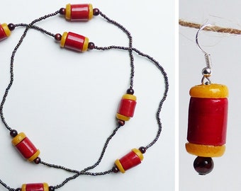 collier sautoir en perles de verre rouge et jaune, boucles d'oreille. parure