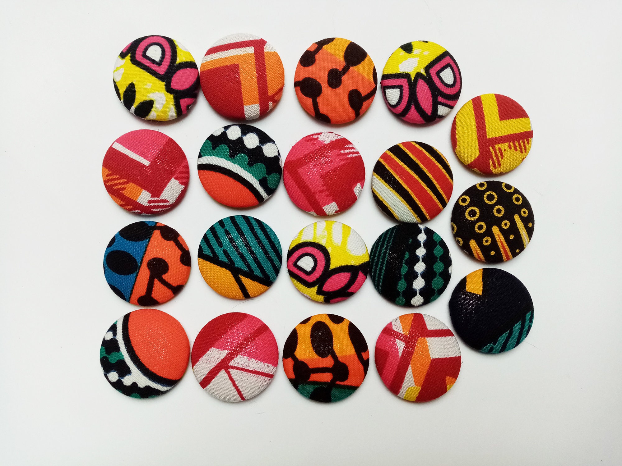 Magnet en Tissu Wax 2, 8 cm Motif Multicolore Au Choix Un Magnet ou Duo Lot