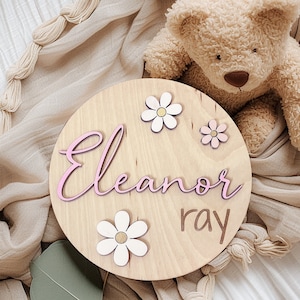 Disque prénom bébé fille avec fleur, disque en bois pour faire-part de bébé, nom de nouveau-né pour hôpital, nom de bébé