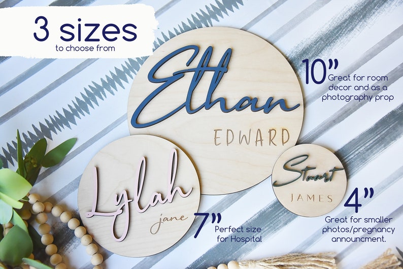 K&ouml;nnte beinhalten: Drei Holz Kreise mit Namen in Kursivschrift. Die Kreise haben einen Durchmesser von 10 Zoll, 7 Zoll und 4 Zoll. Die Namen sind Ethan Edward, Lylah Jane und Stuart James.
