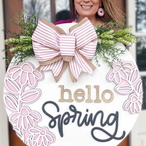 Op de afbeelding: Een witte keramische mok met een zwart handvat en de tekst "But First, Coffee" in een zwarte, handgeschreven lettertype. De mok staat op een wit oppervlak.