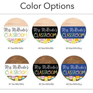 Op de afbeelding: Zes verschillende kleur opties voor een klaslokaal deursticker. De sticker zegt "Mrs. McBride's Classroom" met een kleurrijk potlood ontwerp. De kleur opties zijn naturel hout met zwarte en witte tekst, naturel hout met witte en zwarte tekst, naturel hout met witte en marineblauwe tekst, beits hout met zwarte en witte tekst, beits hout met witte en zwarte tekst, en beits hout met witte en marineblauwe tekst.