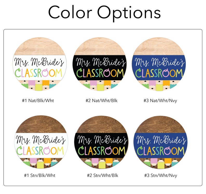 Op de afbeelding: Zes verschillende kleur opties voor een klaslokaal deursticker. De sticker zegt "Mrs. McBride's Classroom" met een kleurrijk potlood ontwerp. De kleur opties zijn naturel hout met zwarte en witte tekst, naturel hout met witte en zwarte tekst, naturel hout met witte en marineblauwe tekst, beits hout met zwarte en witte tekst, beits hout met witte en zwarte tekst, en beits hout met witte en marineblauwe tekst.