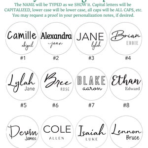 K&ouml;nnte beinhalten: Zw&ouml;lf verschiedene Designs f&uuml;r personalisierte Baby-Scheiben. Jedes Design zeigt einen Namen in einem anderen Schriftstil und enth&auml;lt einen kleineren Namen darunter. Die Designs sind von 1 bis 12 nummeriert.