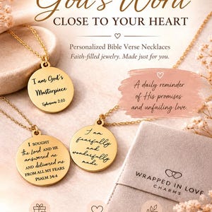 Op de afbeelding: Drie goudkleurige ronde hangerkettingen met gegraveerde bijbelverzen, waaronder I am God's Masterpiece Ephesians 2:10, I sought the Lord Psalm 34:4 en I am fearfully and wonderfully made. De tekst luidt Wear God's Word Close To Your Heart.