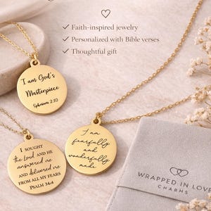 Op de afbeelding: Drie goudkleurige ronde kettingen met hangers voorzien van gegraveerde bijbelverzen. De hangers tonen de teksten I am God's Masterpiece Ephesians 2:10, I am fearfully and wonderfully made, en I SOUGHT the Lord AND HE answered me AND delivered me FROM ALL MY FEARS PSALM 34:4.