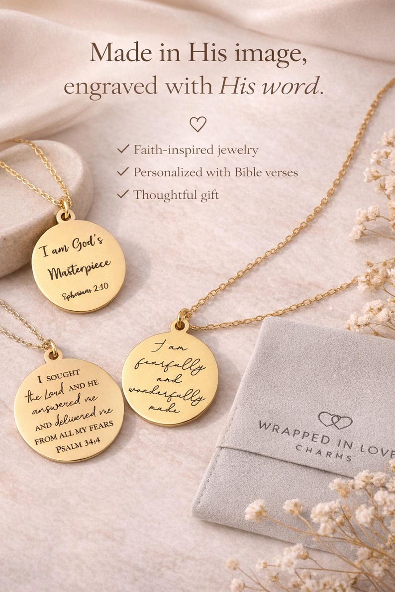 Op de afbeelding: Drie goudkleurige ronde kettingen met hangers voorzien van gegraveerde bijbelverzen. De hangers tonen de teksten I am God's Masterpiece Ephesians 2:10, I am fearfully and wonderfully made, en I SOUGHT the Lord AND HE answered me AND delivered me FROM ALL MY FEARS PSALM 34:4.