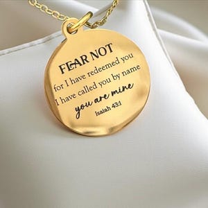 Não temas, porque eu te remi. Isaías 43:1 Colar com pingentes personalizados - Presentes cristãos