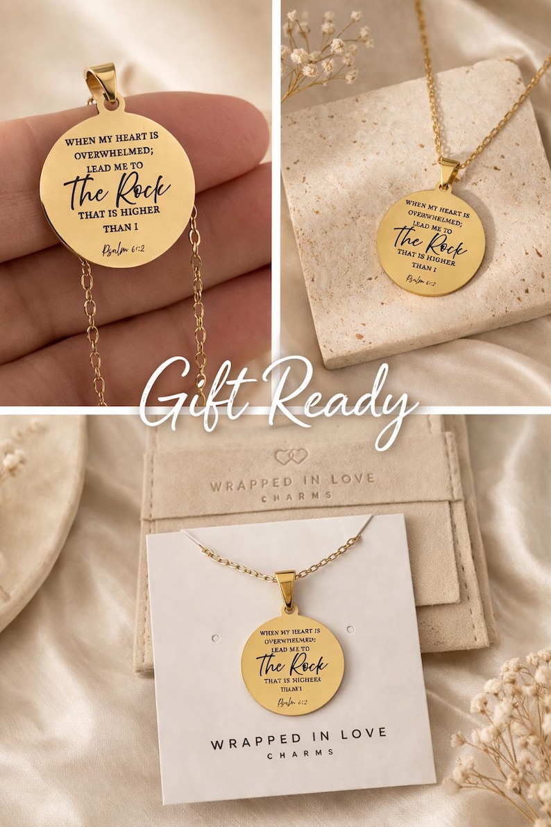 Op de afbeelding: Een goudkleurige ketting met een ronde hanger voorzien van de gegraveerde tekst: When my heart is overwhelmed; lead me to The Rock that is higher than I, Psalm 61:2. De ketting wordt gepresenteerd op een witte displaykaart met de tekst Wrapped in Love Charms.