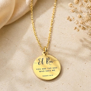 以下が含まれることがあります： El Roi、YOU ARE THE GOD WHO SEES ME、Genesis 16:13という刻印が入ったゴールドトーンの円形ペンダントネックレス。ペンダントは繊細なゴールドトーンのチェーンから吊り下げられており、磨き上げられた反射性のある金属表面が特徴です。
