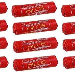 Op de afbeelding: Twaalf rode houtskoolrollen met het woord "DILOS" en "Charcoals" erop gedrukt.