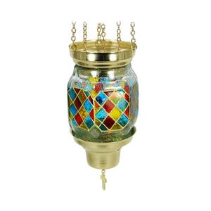 Puede incluir: Una linterna colgante decorativa con un diseño de vidriera. El vidrio presenta una mezcla de rombos rojos, azules, amarillos y verdes. La linterna tiene una parte superior, una base y una cadena de metal dorado.