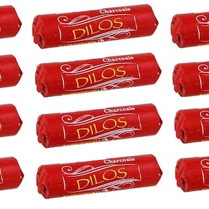 Op de afbeelding: Twaalf rode houtskoolrollen met het woord "DILOS" en "Charcoals" erop gedrukt.