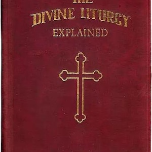 Pu&ograve; includere: Un libro bordeaux intitolato "The Divine Liturgy Explained" con lettere dorate e una croce dorata. La copertina include anche il testo "A Guide for Orthodox Christian Worshippers". Il libro ha un aspetto strutturato.