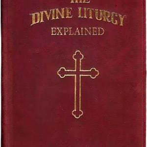 Pu&ograve; includere: Un libro bordeaux intitolato "The Divine Liturgy Explained" con lettere dorate e una croce dorata. La copertina include anche il testo "A Guide for Orthodox Christian Worshippers". Il libro ha un aspetto strutturato.
