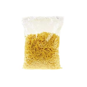 Puede incluir: Una bolsa de plástico transparente llena de fideos secos amarillos.