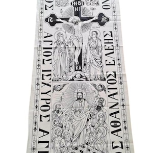 Op de afbeelding: Een zwart-witte religieuze iconendruk op een witte achtergrond. De druk toont een afbeelding van Jezus Christus aan het kruis met twee figuren aan weerszijden. De tekst in de afbeelding luidt "OS ATHON O THEOS O AGIOS ISCHYROS AGI- KA ΧΑΓΙ CONT APC OS ATHANATOS ELEESON EHMAS ++ +++++ O EUSCHYMONIOSISIFAO TOU XYLOU * KATHESLON TO ACHARANTON SOU SOMA*"